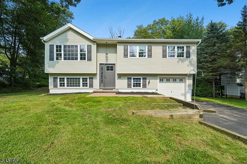 1st image of 41 Paula Dr