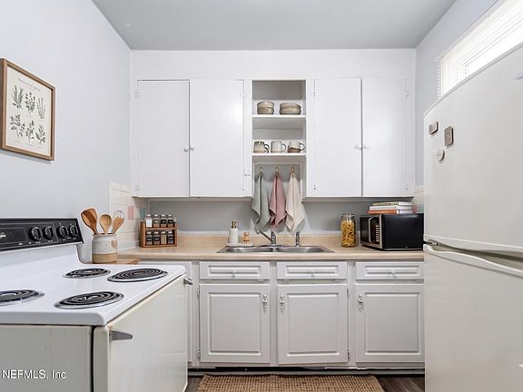 3rd image of 1824 W 10TH Street