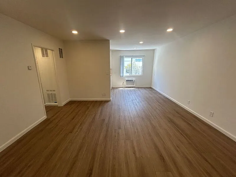 Building Photo - 346 N Louise St #11