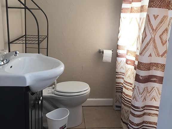 3rd image of 525 McLennan St #1/2