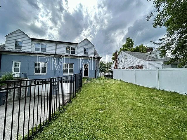 5663 N Illinois St — Photo 7