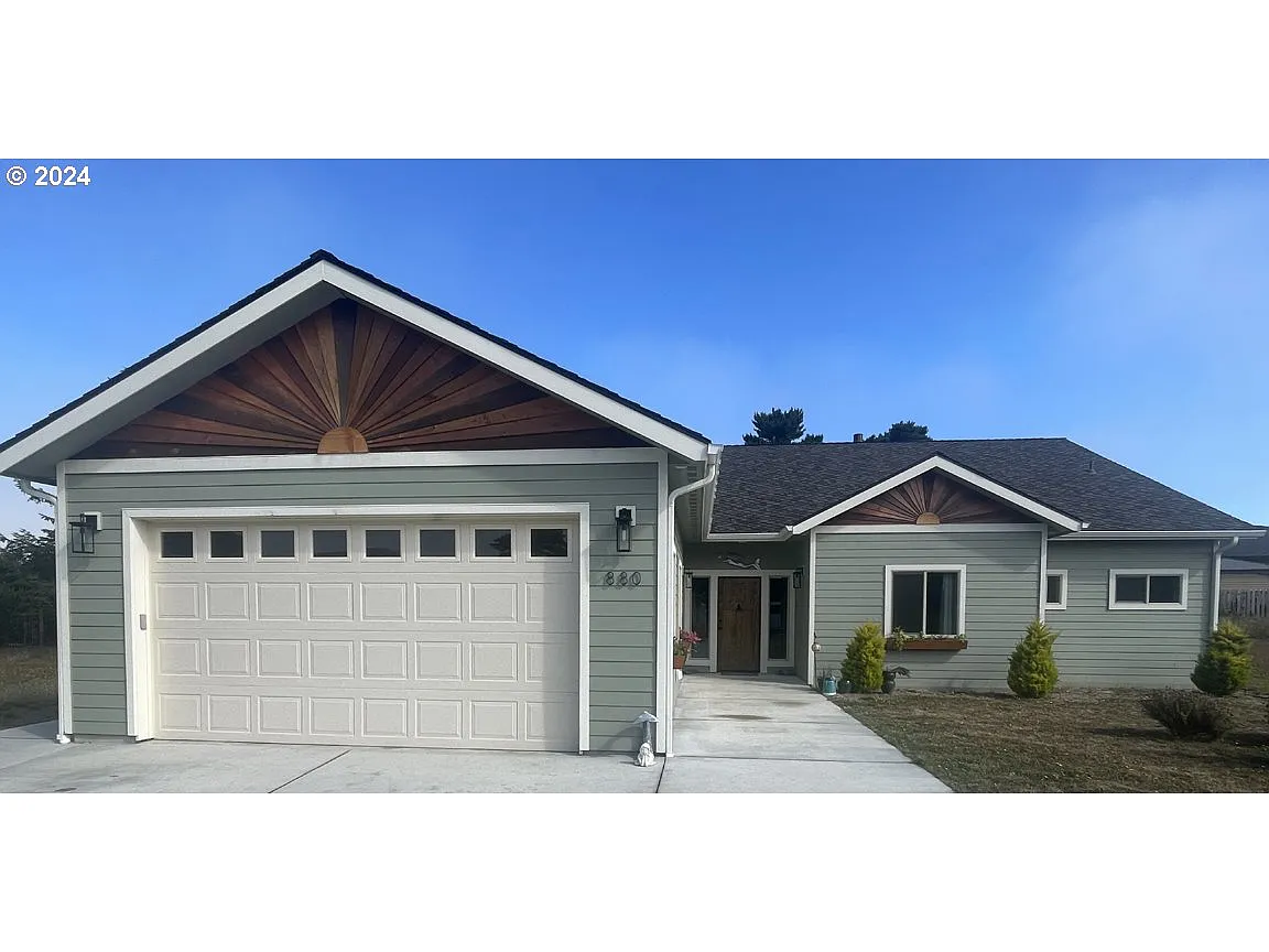 880 Rogers Pl photo 1