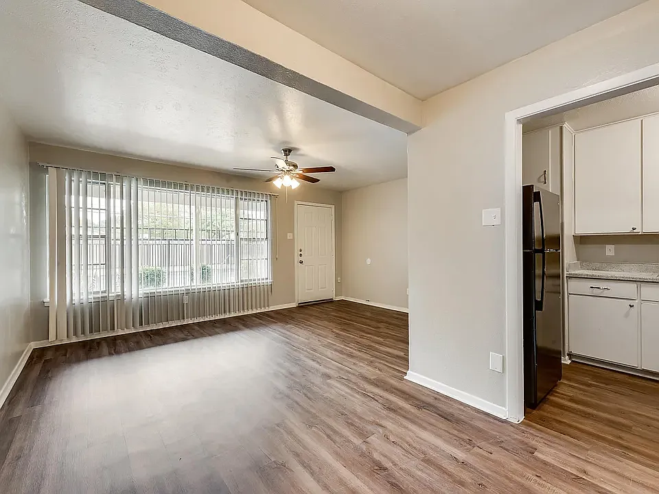 7102 Glenview Dr #204