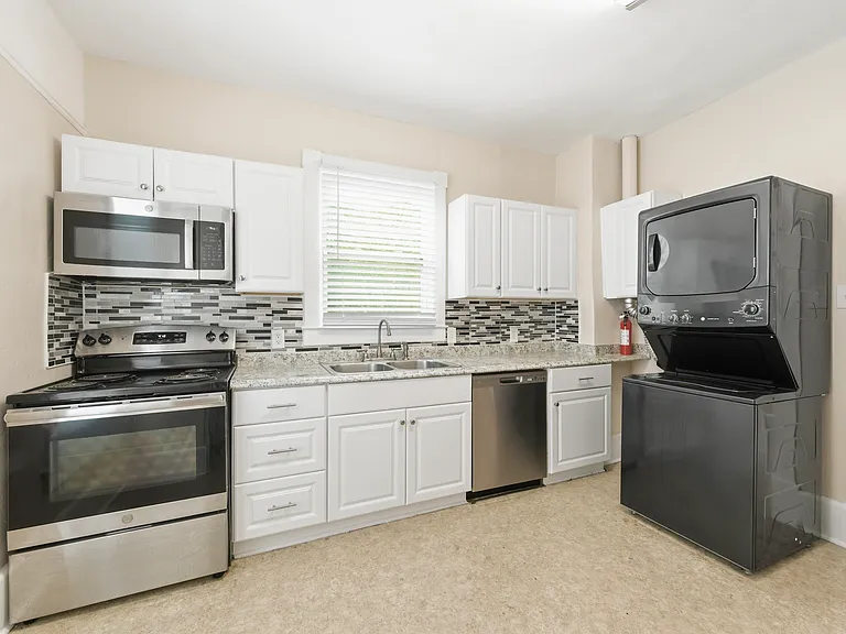 2303B N Abercorn St #B — Photo 9