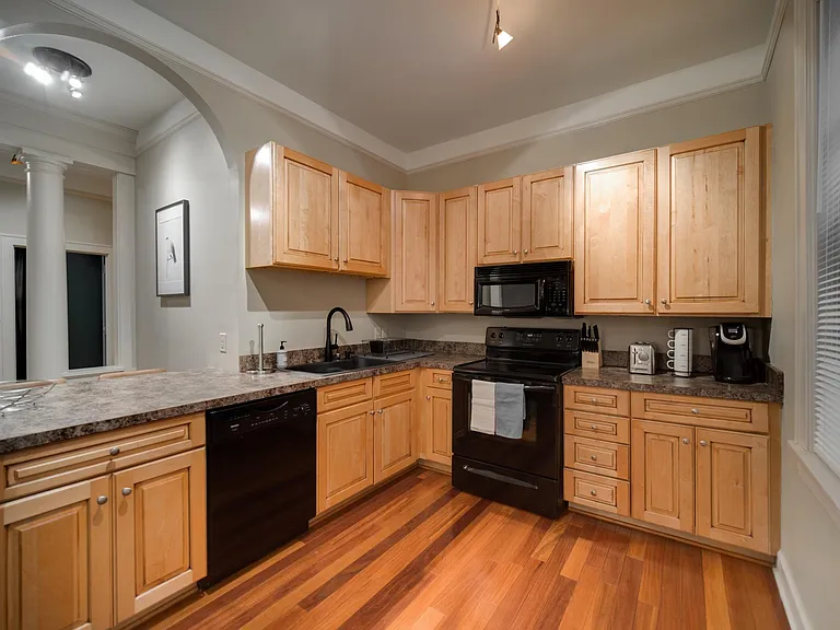 504 E 6th St #102 — Photo 19