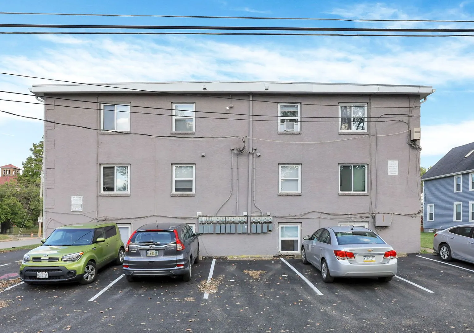 Lovely 2 Bedroom 1 Bathroom apartment - 3rd Floor! — Photo 2