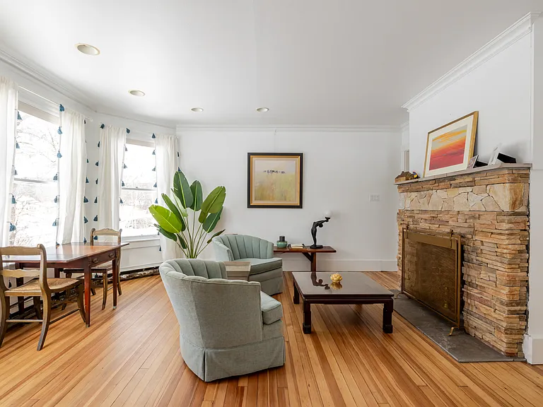 Main Floor
Living Room 2
Reading Area
Fireplace with electric candles