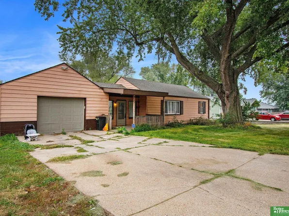 5629 S 49th St, Omaha, NE 68117