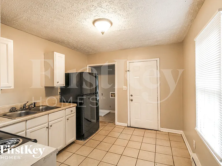 1823 Lee St — Photo 5