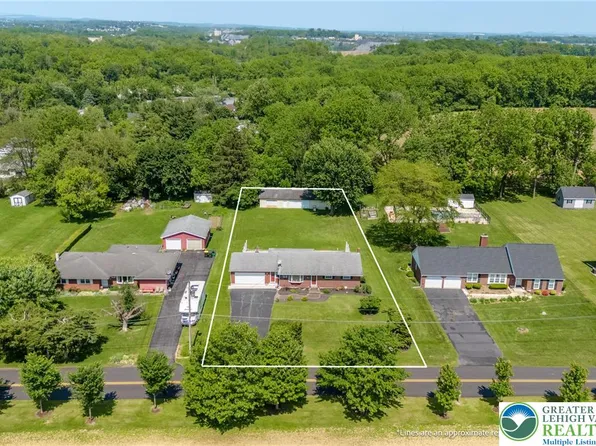 3324 Golf Course Rd N, Allentown, PA 18104