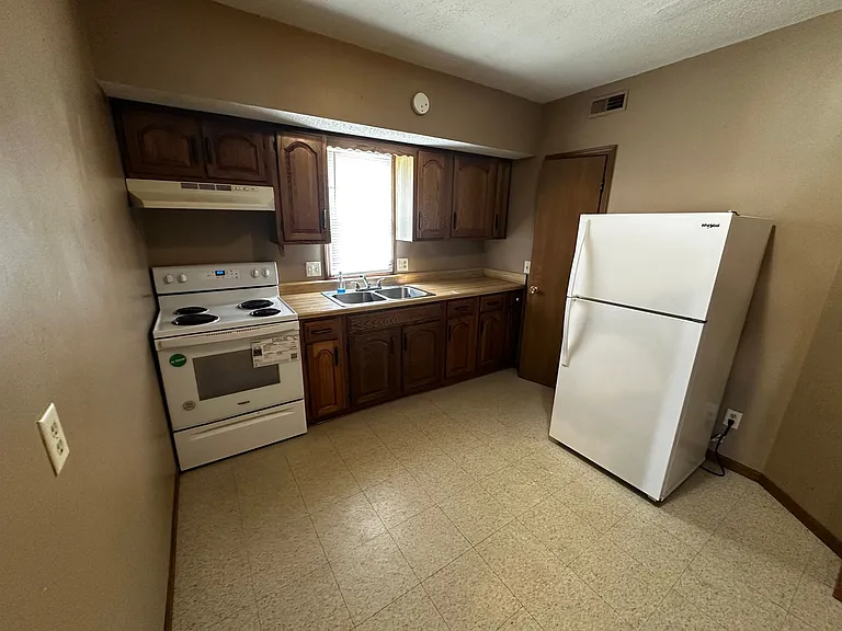 226 E Hyde Park Ave — Photo 1