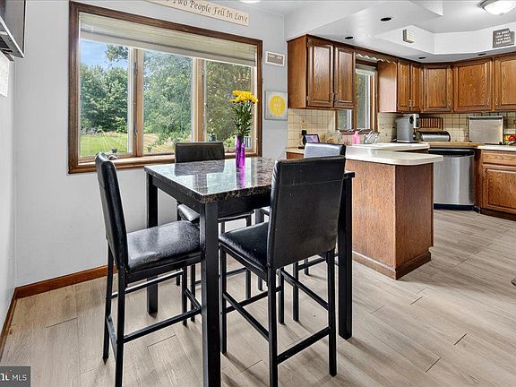 5th image of 35 Beechwood Dr