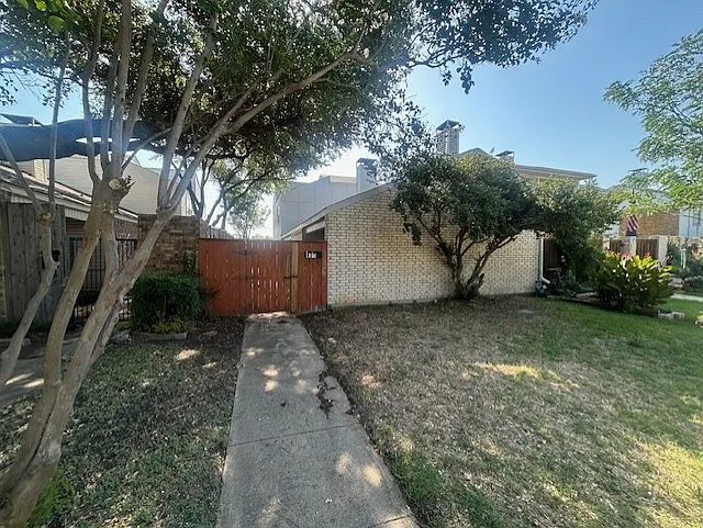 401 Towne House Ln — Photo 13