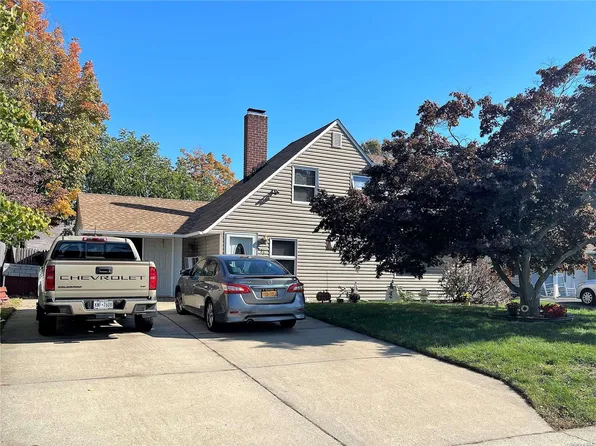 21 Hidden Lane, Westbury, NY 11590