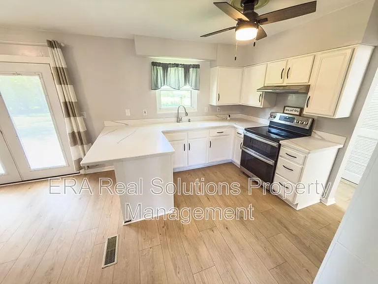 715 McCormick Ln — Photo 5