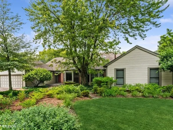 30 Warrington Dr, Lake Bluff, IL 60044