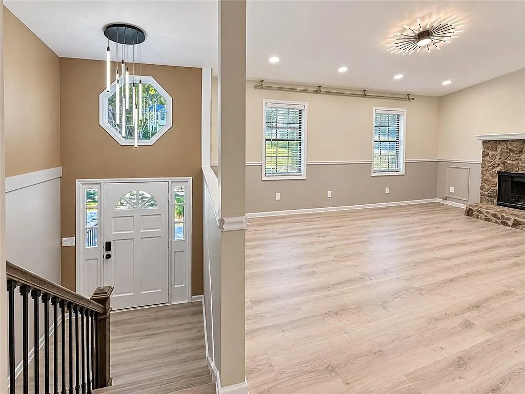 4 bed, 3.0 bath, 2259 sqft, $2,600 — Photo 2