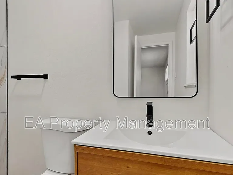 1055 Betts St NE — Photo 18