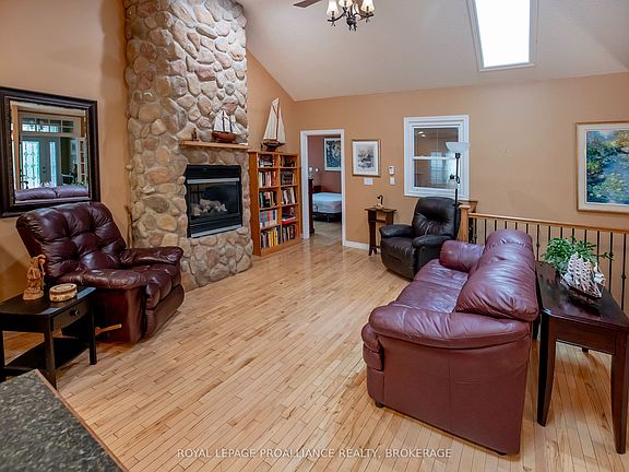 4th image of 1098 Coverdale Dr