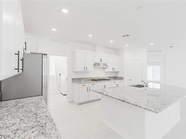 5749 Tioga Way — Photo 6