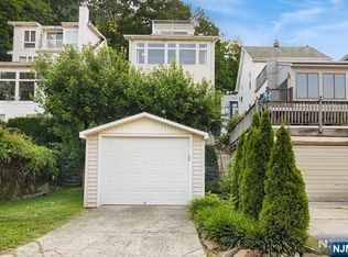 11 Rockwood Pl, Edgewater, NJ 07020