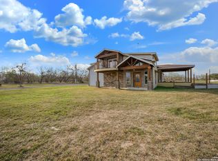 415 County Road 7718, Devine, TX 78016