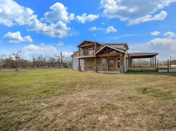 415 CR 7718, Devine, TX 78016
