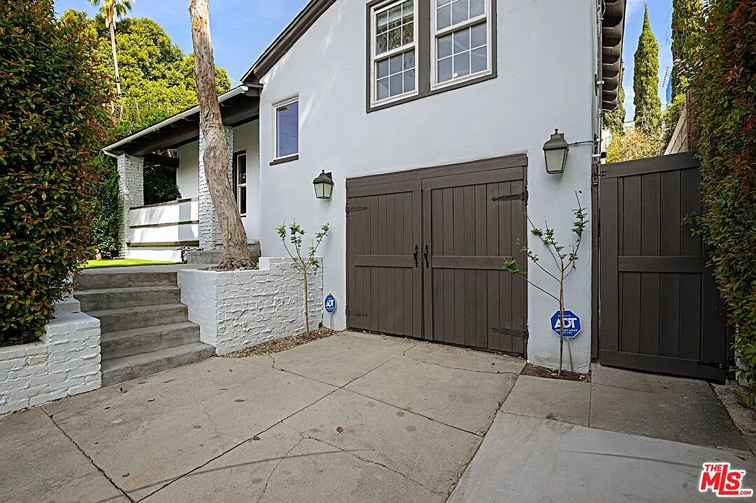 3 bed, 3.0 bath, 1761 sqft, $9,500 — Photo 2