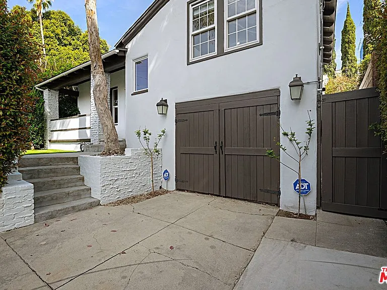 9023 Phyllis Ave — Photo 2