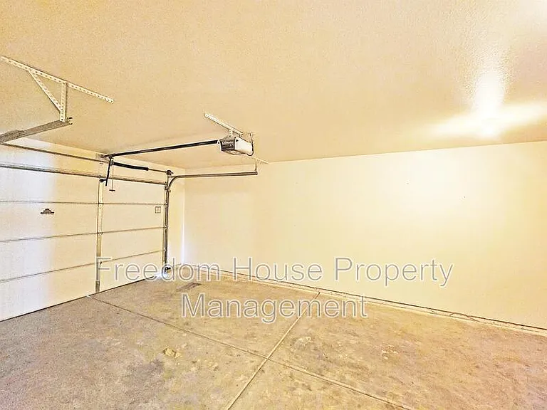 1850 Pershing Ave — Photo 9