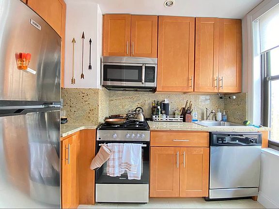 3rd image of 161 W 16th St APT 16K