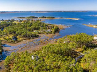 111 Queen Annes Ln, Beaufort, NC 28516