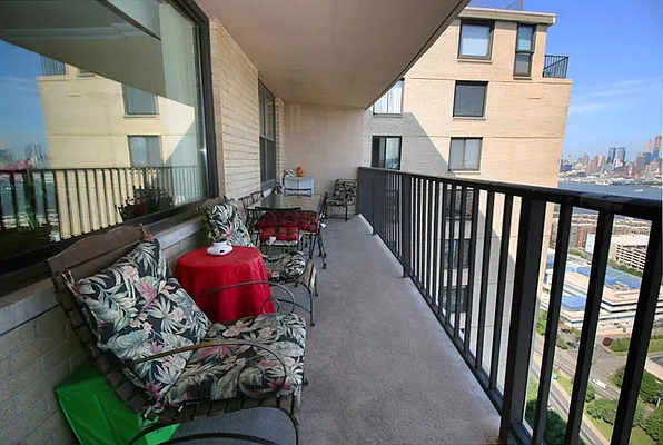 Sold by Hudson View Realty LLC | media 7