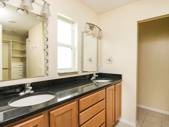 4th image of 1356 Gleneagles Way