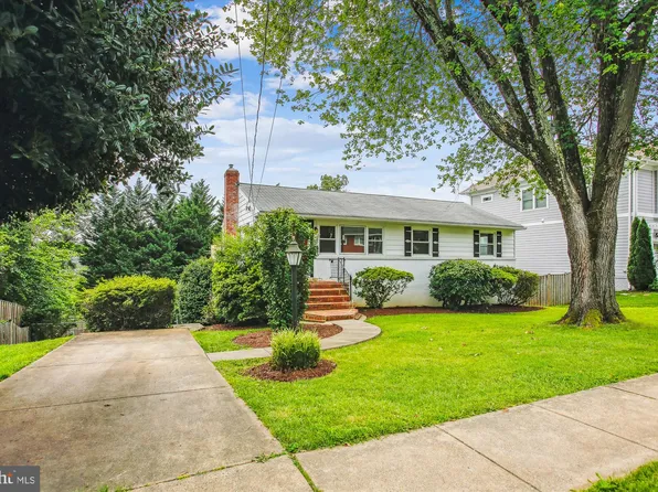102 Moore Ave SW, Vienna, VA 22180