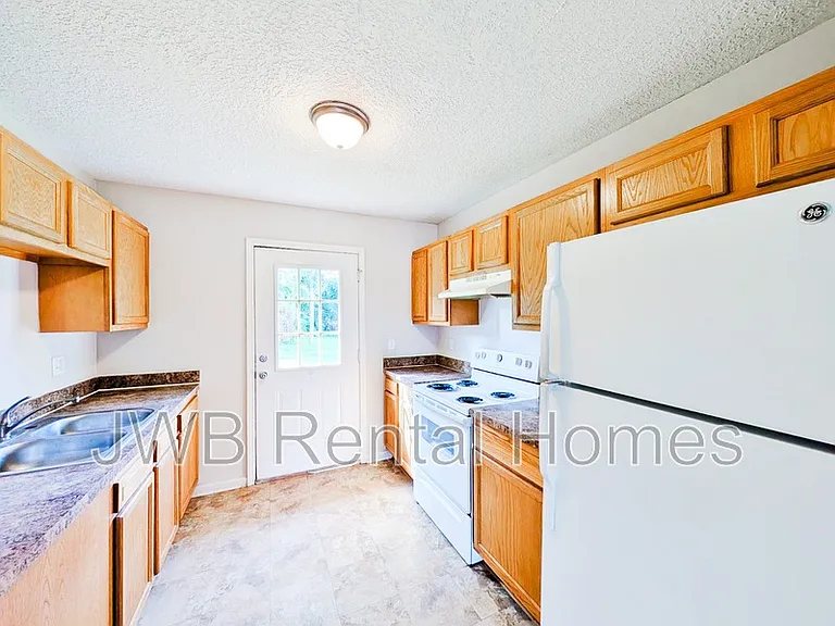 488 Arlington Rd — Photo 2