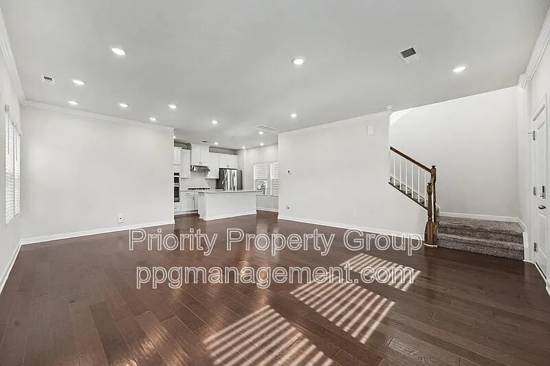 3 bed, 2.5 bath, 1956 sqft, $2,300 — Photo 3
