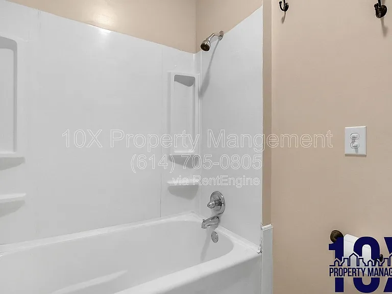 1652 Summit St #A — Photo 24