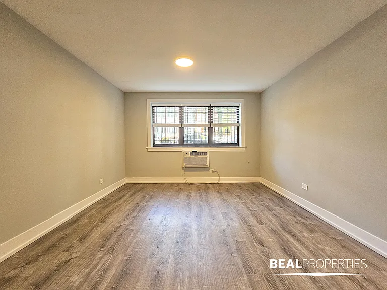 445 W Barry — Photo 27
