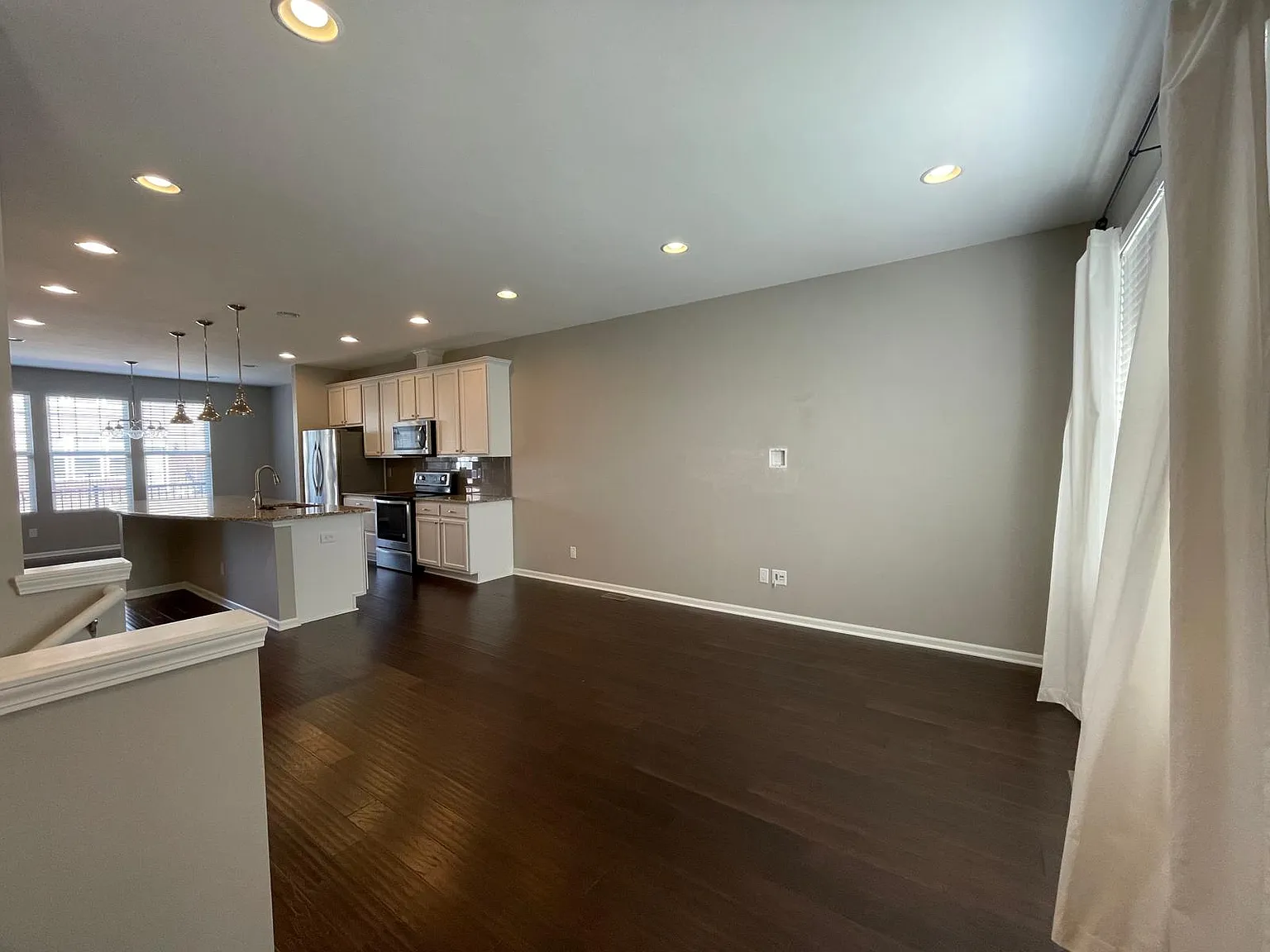 4 bed, 3.5 bath, 2000 sqft, $2,900 — Photo 2