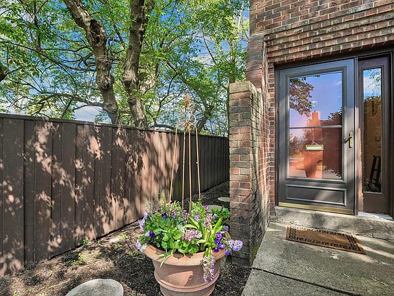 5th image of 3114 Arlingtowne Ln #9