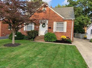 1555 Winchester Rd, Lyndhurst, OH 44124