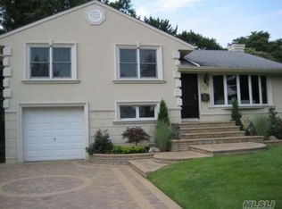 18 Flo Dr, Syosset, NY 11791