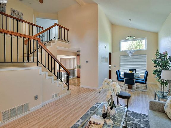 5th image of 5599 Woodview Dr