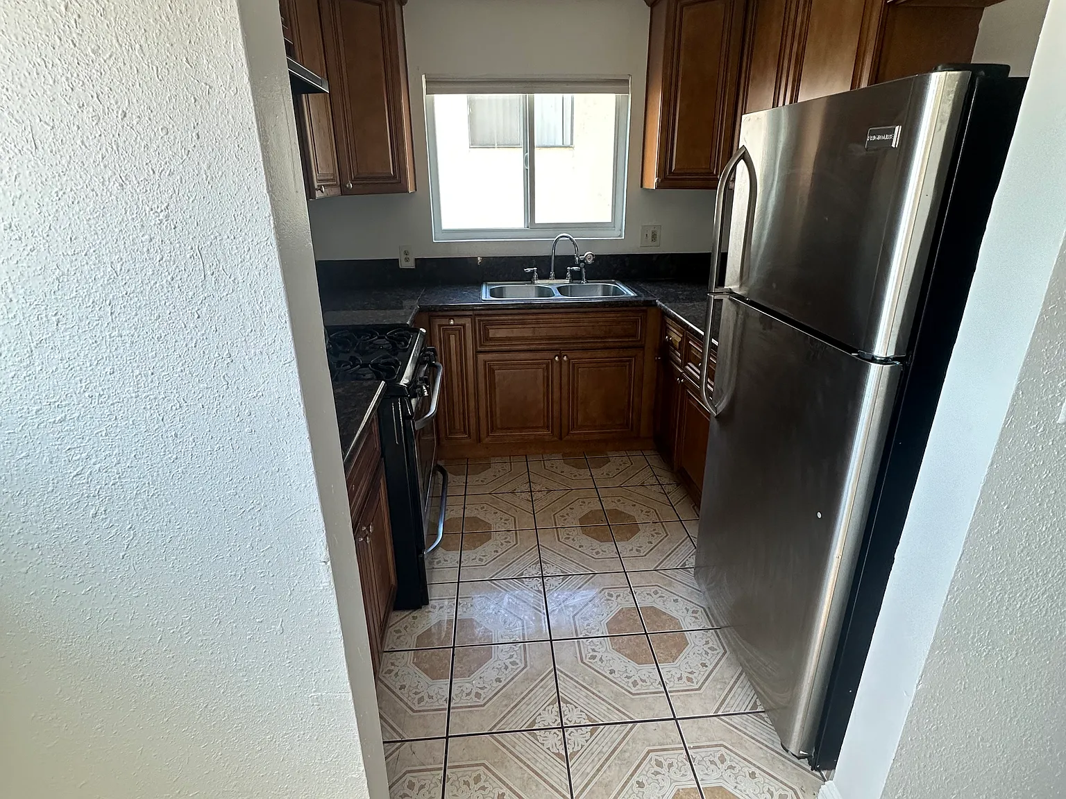 3 bed, 2000 sqft, $3,450 — Photo 3