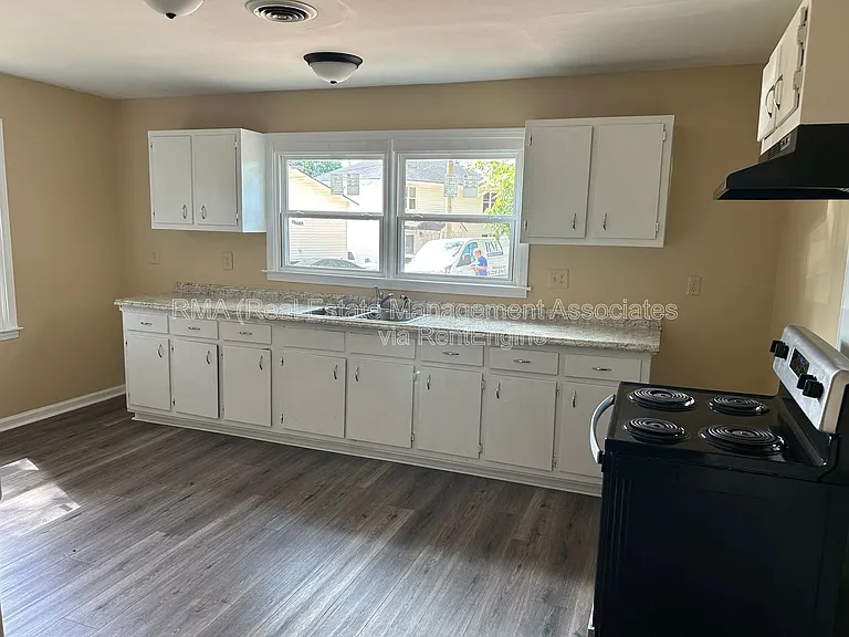 333 W College St — Photo 10