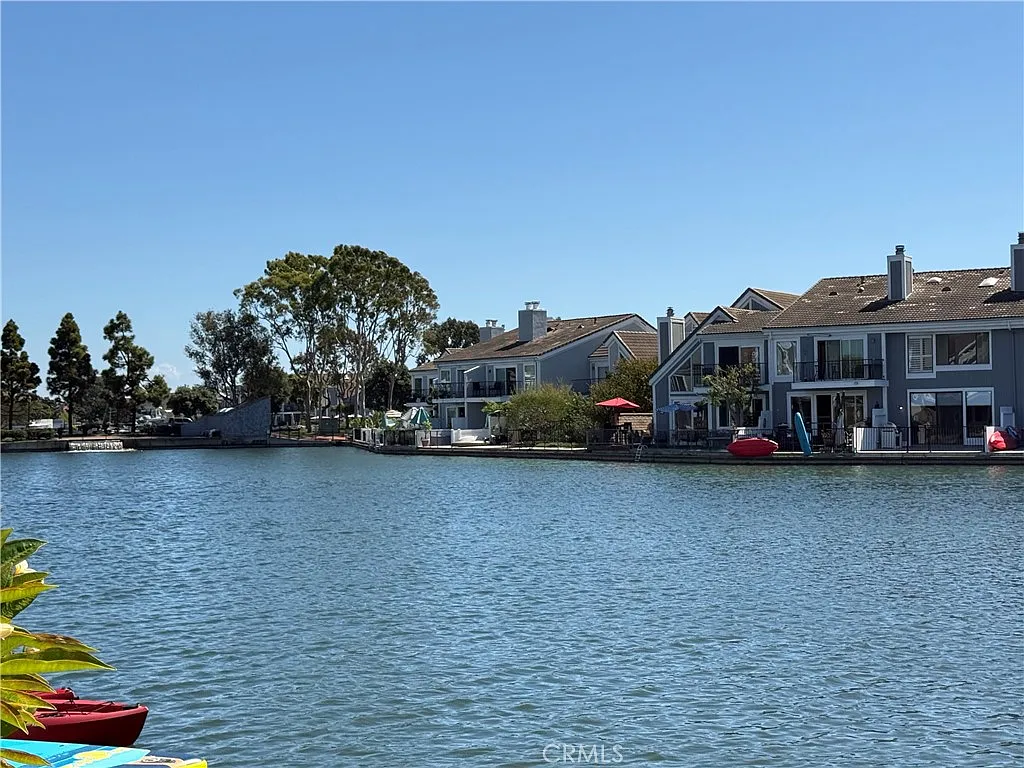 3 bed, 3.5 bath, 1890 sqft, $5,995 — Photo 2