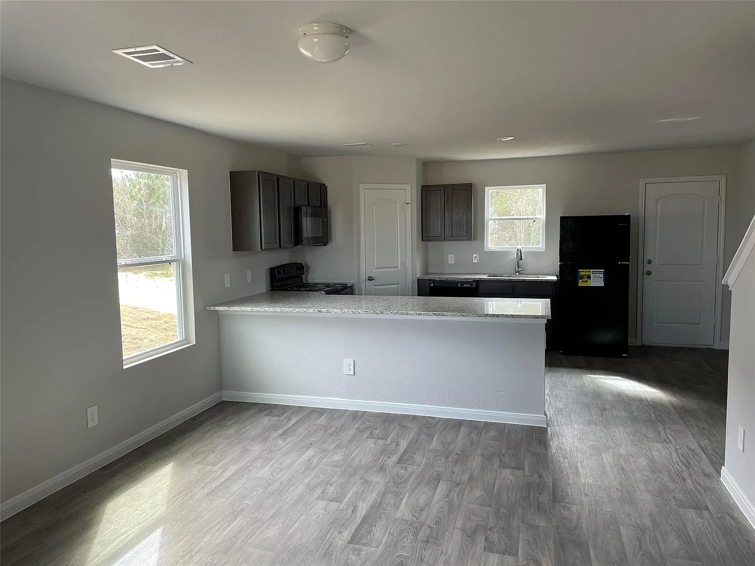 3 bed, 2.5 bath, 1276 sqft, $1,495 — Photo 2