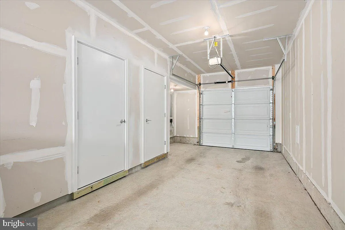 3 bed, 3.5 bath, 3118 sqft, $3,600 — Photo 3