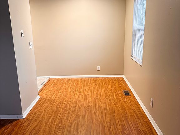 3rd image of 706 Village Ln APT 6